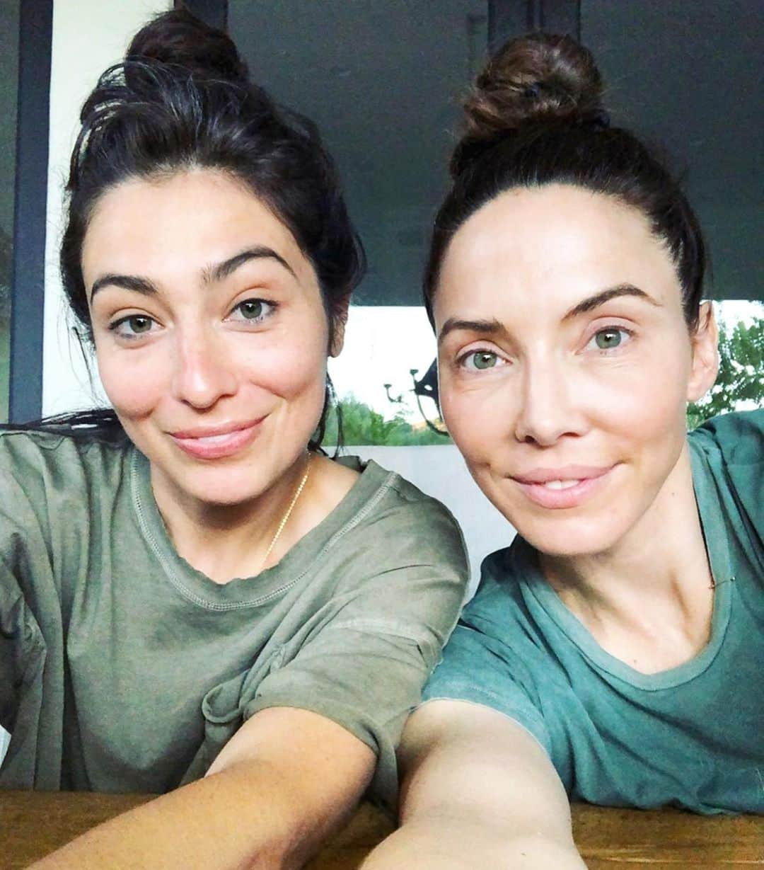 ウィットニー・カミングスさんのインスタグラム写真 - (ウィットニー・カミングスInstagram)「Fingers crossed the great @melissavcomedy and I are long lost twins so I finally get to call her my sister」8月16日 1時41分 - whitneycummings