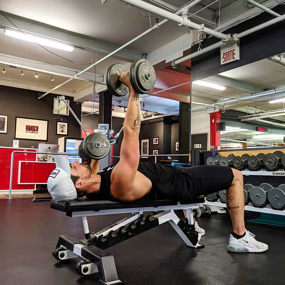 ザカリー・ダナヒューさんのインスタグラム写真 - (ザカリー・ダナヒューInstagram)「Crushing another workout! 🏋️💪 ⛓️ 👇👇👇👇 ⛓️ ⛓️ ⛓️ Personally, I love the gym. For me, working out, even if it's not a heavy lift day, is therapeutic. A chance for me to pour my stress, frustrations, emotions and left over passions into a state of growth and healing. Where no matter how hard the day, or whether i feel my day of training was a success, I can go and crush a hard workout and leave with a sense of pride and accomplishment. ⛓️ ⛓️ What's your release? Or where is your happy place? What are the things you do everyday to allow yourself peace and growth? 🙏❤️ #fitness #happyplace #gym #workout #motivation」8月16日 1時44分 - zachtdonohue