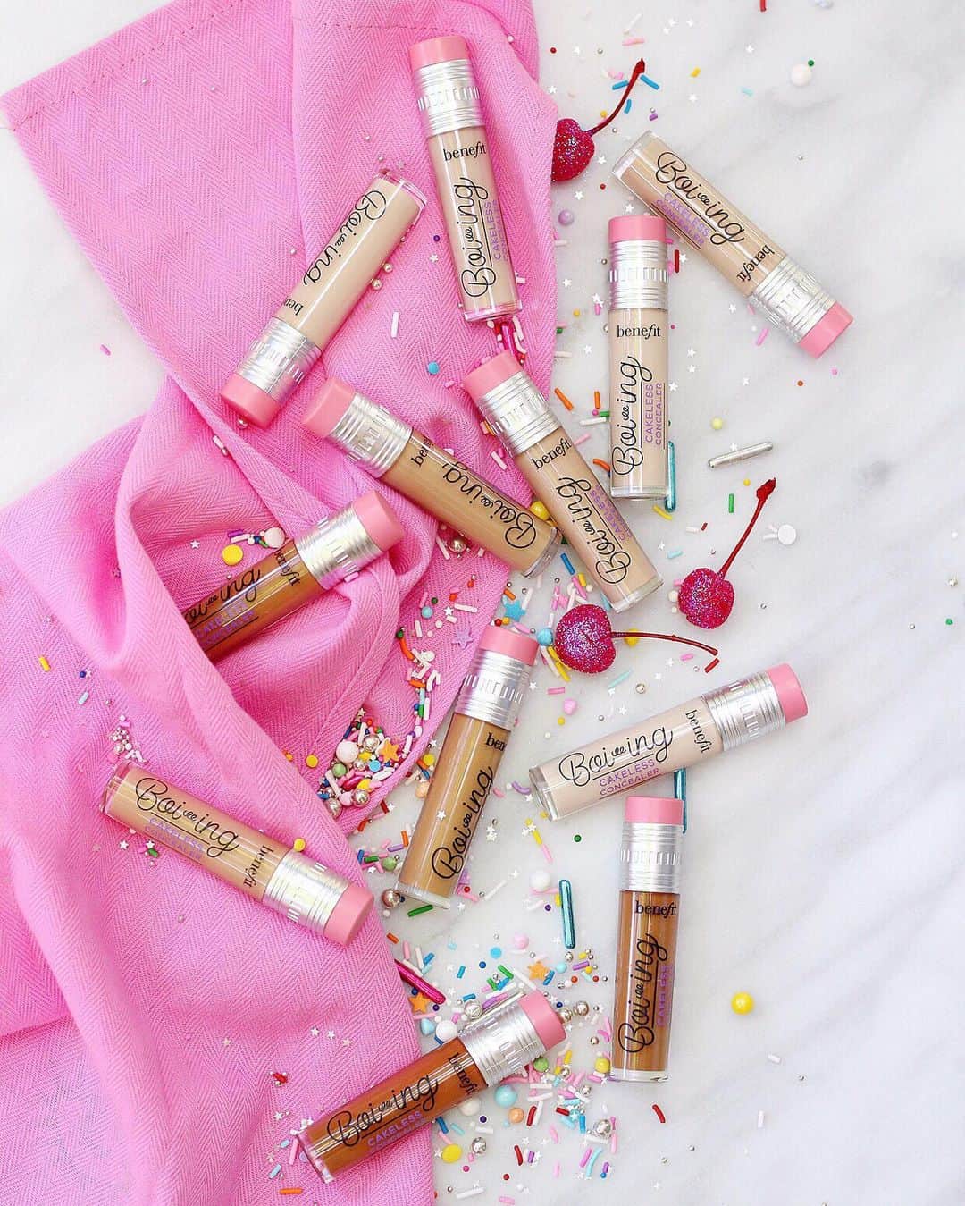 Benefit Cosmeticsさんのインスタグラム写真 - (Benefit CosmeticsInstagram)「NEW PRODUCT ALERT! Meet our NEW #boiing Cakeless Concealer — waterproof, full-coverage wear without the cake! 🎂 💞 natural finish 💞 24-hour longwear 💞 smoother-looking skin thanks to the algae-derived ingredients 🛍Available today in 12 shades for $22 online at @sephora @ultabeauty @hsn @macys  @bloomingdales @birchbox @belk @nordstrom @saks @qvc & benefitcosmetics.com! #benefit 📸: @jonathan_caleb_cake」8月16日 1時52分 - benefitcosmetics