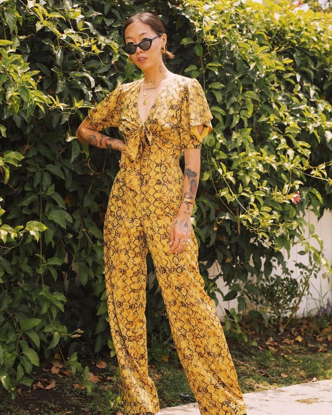 ダニ・ソングさんのインスタグラム写真 - (ダニ・ソングInstagram)「This @current_air snake print jumpsuit is giving me #hotgirlsummer vibes ☺️💛. #areyoucurrentair」8月16日 1時54分 - songdani