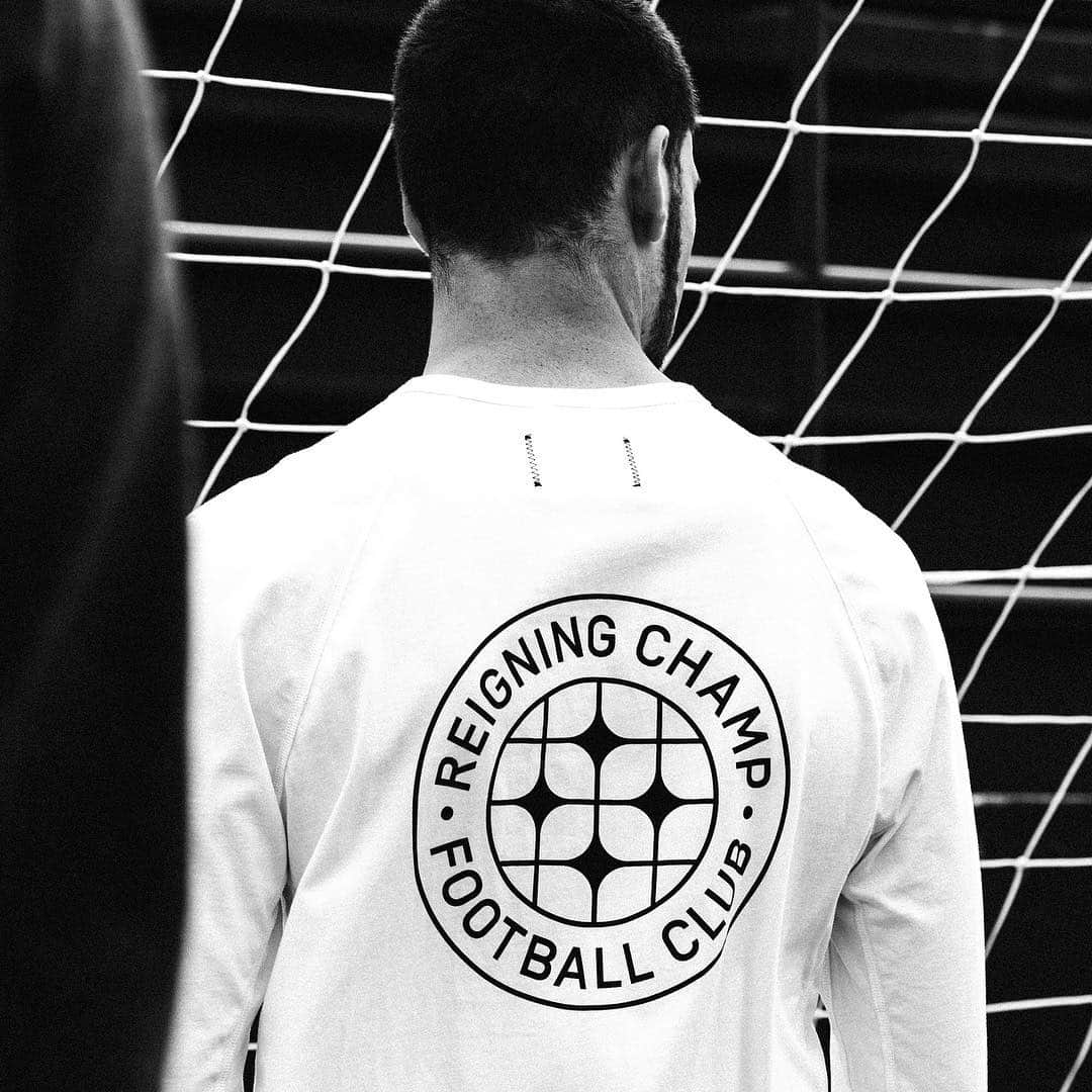 のインスタグラム：「Developed as an ode to football clubs everywhere, RCFC is a collection of modern athletic wear inspired by the culture of the beautiful game. ⁣ ⁣ Included is a graphic long sleeve featuring custom RCFC back and sleeve prints, made from extra-long staple Pima cotton in our Vancouver factory.⁣ ⁣ Shop the full collection at ReigningChamp.com and at Reigning Champ Flagship Stores. ⁣ ⁣ #ReigningChamp #RCFC」
