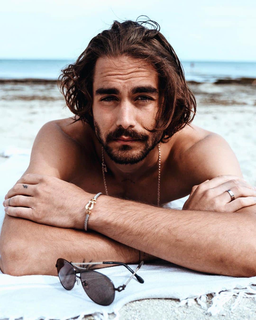 NICOLAS SIMOESのインスタグラム：「Getting tanned by the beach... 🏖 [COMPETITION] Do you wanna end summer winning two of these sunnies? Follow @fredjewelry & my account & tag 2 friends in a comment!  You have 3 days to participate!! #fredparis #force10 #enPartenariatavecFred 😎」
