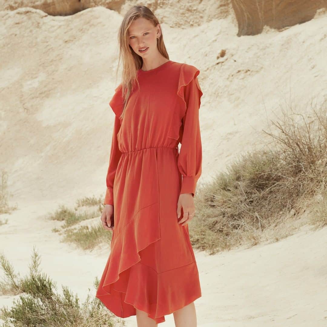 クーカイのインスタグラム：「Et si on s'évadait en ce jour férié ? Démarrez le long week end avec la robe Cupra dans son nouveau colori... #kookaiette #kookai #fashion #dress #ootd」