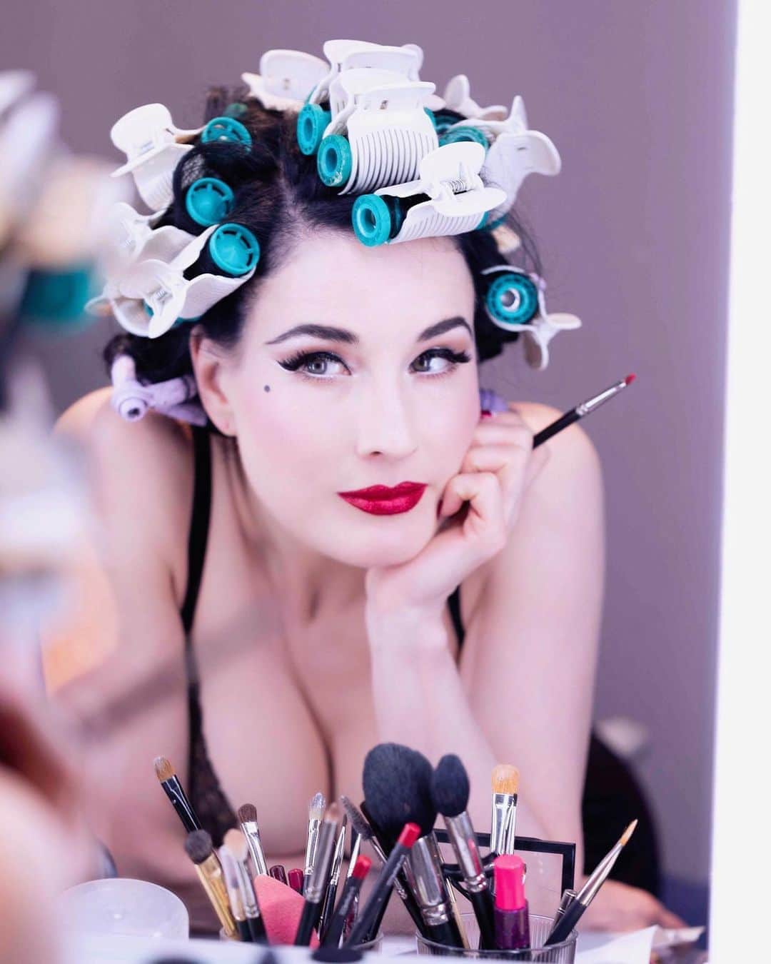 ディタ フォン ティースさんのインスタグラム写真 ディタ フォン ティースinstagram Backstage At Folies Bergere Putting My Glam On On Saturday August 24th At Weekendofglamour I Ll Start The Day Demonstrating How I Do My Full Makeup With