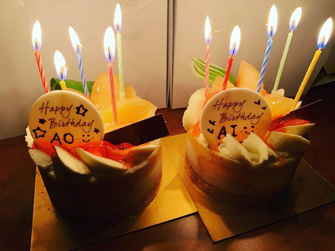 のインスタグラム：「本日は妻の誕生日🎂 そして同じ8月生まれって事で娘にも買ってみた☝️🎂 foundryってとこが美味しいって事で😁ただ季節のフルーツを使ったケーキしか出さない為イチゴはゲットできず、ただめちゃ美味しいからオススメ♫ 今回は桃🍑です🍑 #いつもありがとう #foundry #桃は娘の尻 #まだ家から出れない2人 @aimotolove」