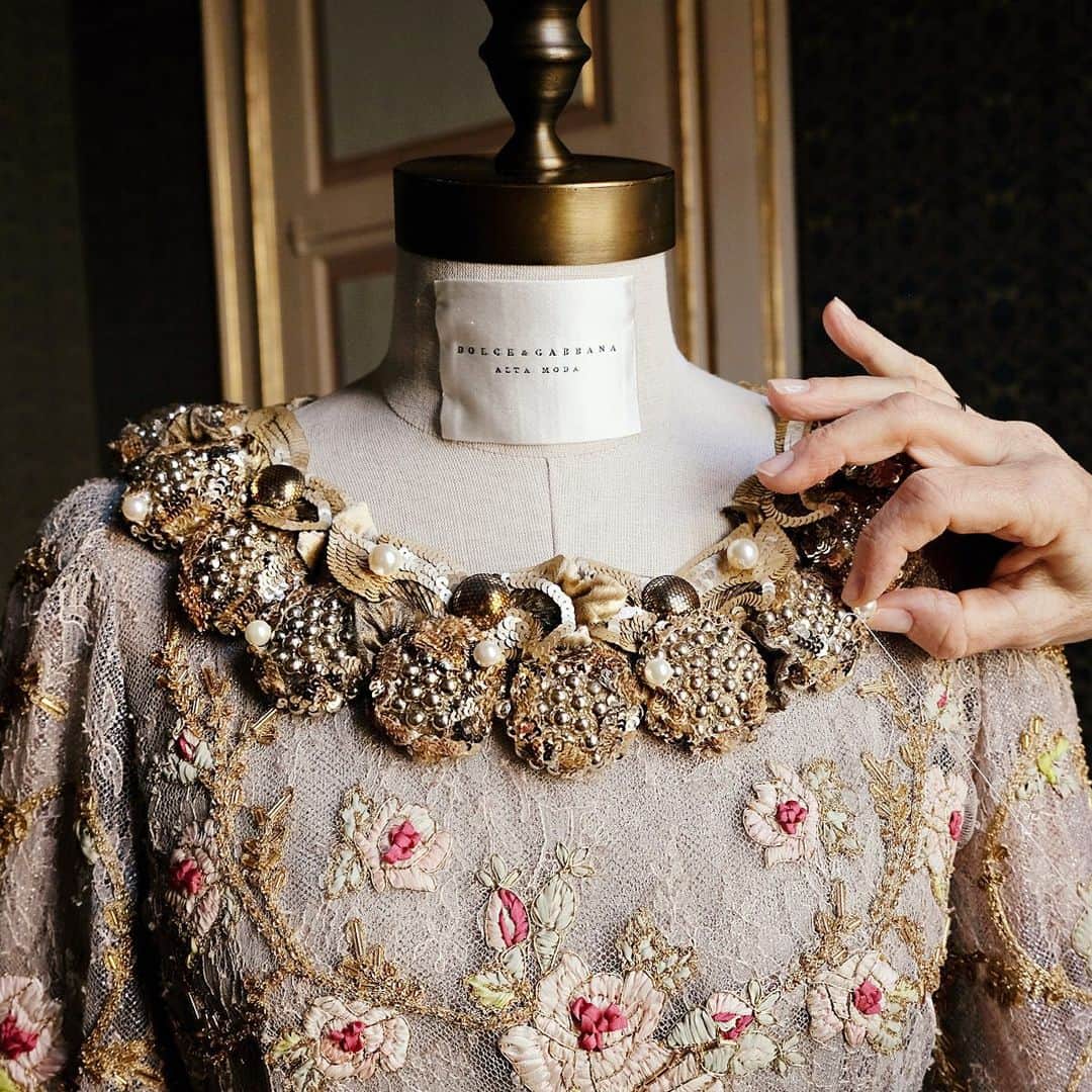のインスタグラム：「Each dream is unique, as is each piece of art created at Dolce&Gabbana Alta Moda, thanks to the nobility of the materials, and the confident, patient and meticulous skill of the craftsmen. #DGAltaModa #DGFattoAMano」