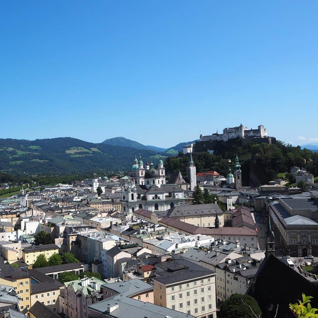 飛河蘭のインスタグラム：「ひとり旅行記その2🇦🇹🇦🇹 ザルツブルク！！ はい、そうです。サウンドオブミュージックの舞台となったオーストリアのザルツブルク🇦🇹 何を隠そう私サウンドオブミュージック大好きなんです😍 携帯にも入ってて移動中とか暇な時何度も何度も繰り返し見ております😊  いやぁ、その聖地に降り立ったということで。 とても感動🥺 ひとり旅じゃなかったらなりきりムービー撮りたかった！😭 本当はハルシュタットにも行く予定だったけど体調崩して断念😢💦 またリベンジしたい！！ その時はムービーも撮るぞ🤣笑  さて、まだまだオーストリアが続きます👋🏻 #オーストリア #ザルツブルク #サウンドオブミュージック #autriche🇦🇹 #soundofmusic #salzburg #vacances  #聖地巡礼旅」