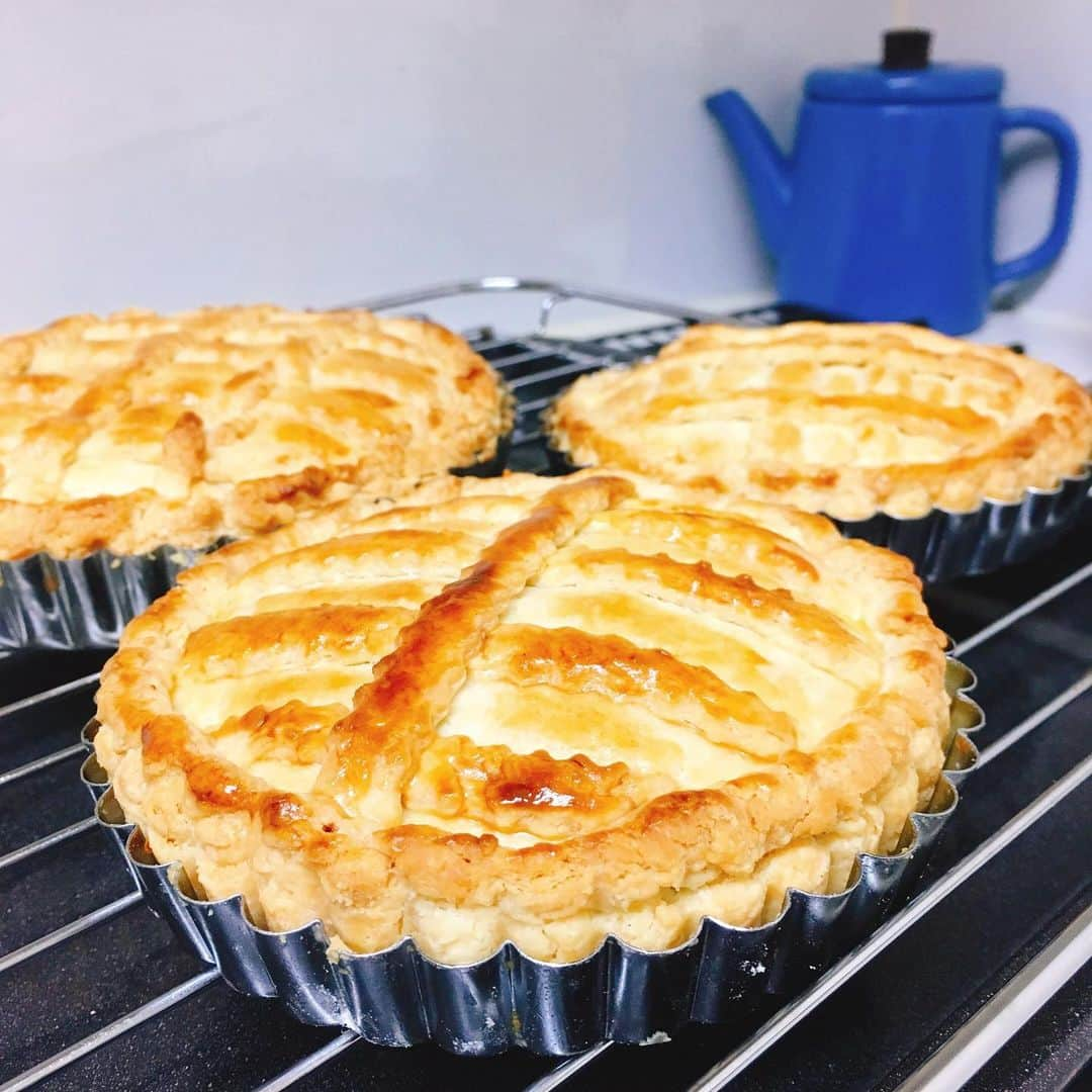 ヨーコさんのインスタグラム写真 - (ヨーコInstagram)「【meat pie lesson】 ・ ・ ・ 料理教室☺︎←言ってみたかっただけ笑 友達の誕生日に合わせてリクエストのパイを焼きました。 よろこんでくれるといいな！ #meatpie #pie  #ミートパイ #パイ  #手作りパイ生地  #冷凍パイシートじゃないよ  #初めて作った  #母の味 #思い出の味 #我が家の正月定番料理  #おふくろの味  #mothersrecipe  #homemadecooking  #homemade #yum #yummy  #delistagram  #oven #recipe  #instafood  #delicious  #delish  #ilovepie #lovepie  #手作り #誕生日プレゼント  #happybirthday #special」8月16日 2時21分 - y0k0_1108