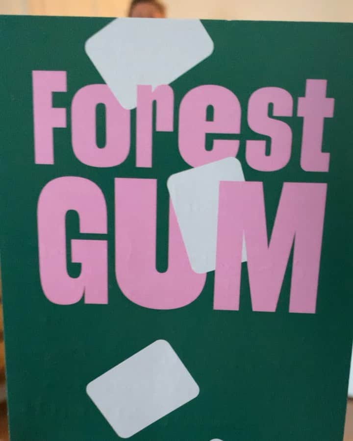 のインスタグラム：「@michafritz challenge accepted😁 supported alle @forestgum. Ein Kaugummi ohne Zucker und chemische Zusätze. Als Kaumasse wird #KEINPLASTIK sondern der Saft des Chicle-Baums genutzt. Schaut alle bei @forestgum vorbei. Outtakes in der story😆 #forestgum #noplastic」