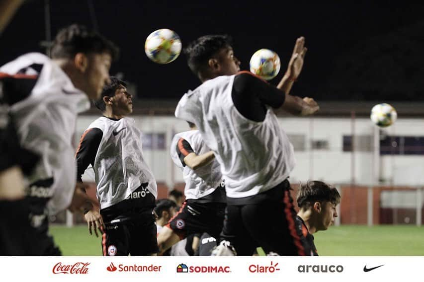 サッカーチリ代表チームさんのインスタグラム写真 - (サッカーチリ代表チームInstagram)「‪😎 ¡Click!‬ . ‪💪 Así fue el entrenamiento de #LaRojaSub17 en el estadio Onésio Brasileiro Alvarenga para preparar los choques amistosos frente a @cbf_futebol 🇧🇷‬ . 👉 ‪Más fotos en www.anfp.cl . 📸 Carlos Vera / Comunicaciones @anfpchile」8月16日 2時17分 - laroja