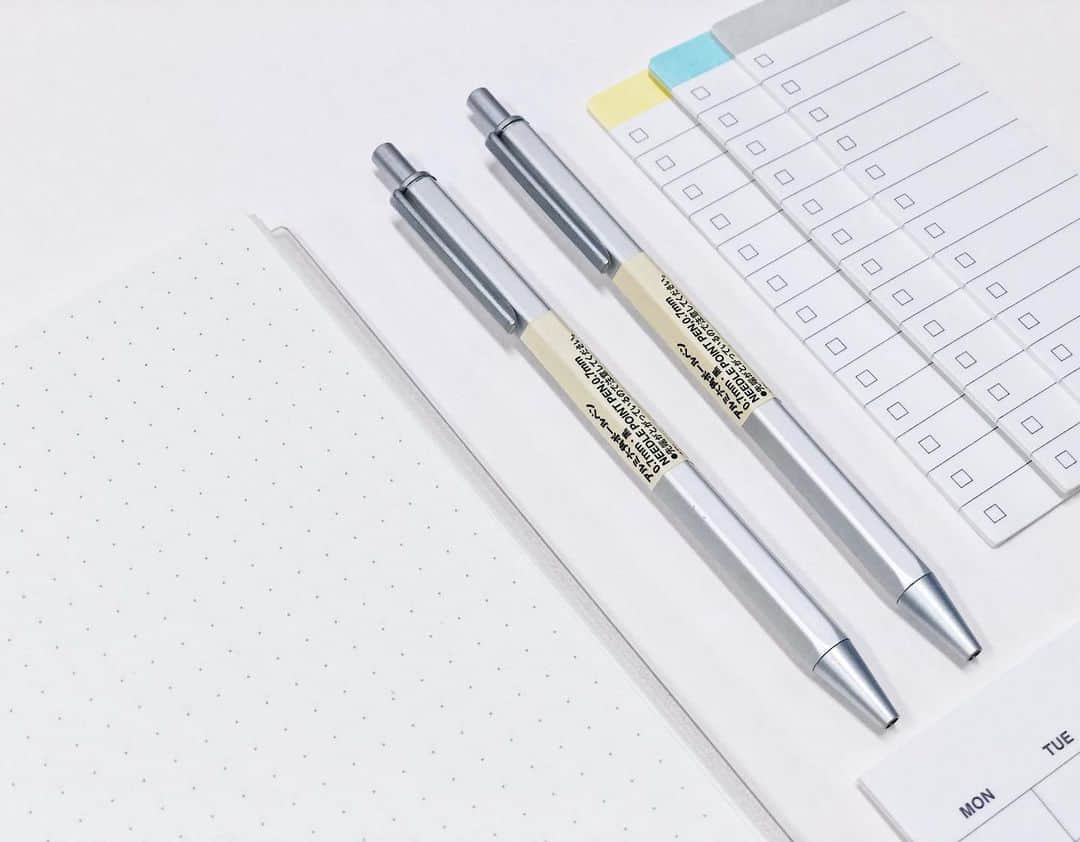 MUJI USAさんのインスタグラム写真 - (MUJI USAInstagram)「The Aluminum Hexagonal Pen is designed and shaped for a comfortable grip. An easy to hold ballpoint pen with a needle nib.  Pair with the Polypropylene Cover Dotted Notebook. #muji #mujiusa #stationery」8月16日 2時18分 - mujiusa