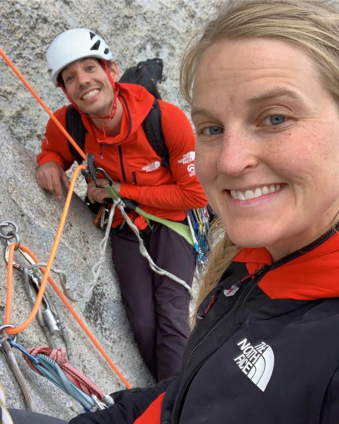 エミリー・ハリントンのインスタグラム：「Happy almost birthday to us @alexhonnold 😝 (it’s August 17, btw) // I’m really stoked to be your bday buddy 💕 // I’m celebrating making a recurring donation to the @honnoldfoundation 🎁 to support solar energy access worldwide 🌞🌍 Join me!!! // [Link in Profile] //」