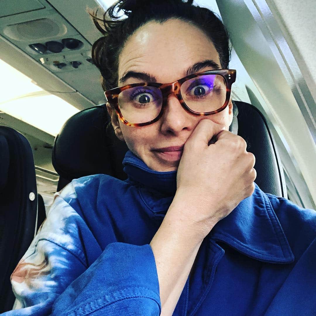 レナ・ヘディのインスタグラム：「And @gunpowdermilkshake that’s a wrap ..... assassin traveling back to kiddos and onto HOLIDAYS 🥰👏🥰 It’s been a pleasure @karengillanofficial 💗💗💗💗」