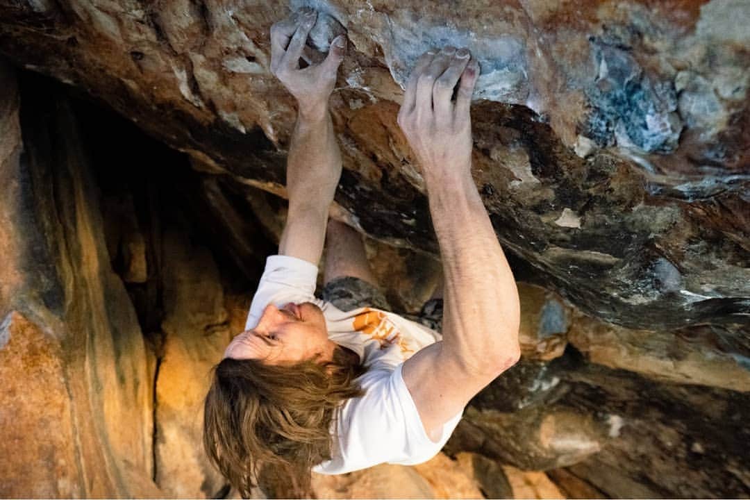 ダニエル・ウッズのインスタグラム：「Deaf Leopard (8B+) ✔ ____________________ Great new @dave_graham_ bloc.  _________________________ 20 moves, power resistance, heel toe cams, kneebars, physical moves, pinch like grips, horizontal terrain... lines crazy」