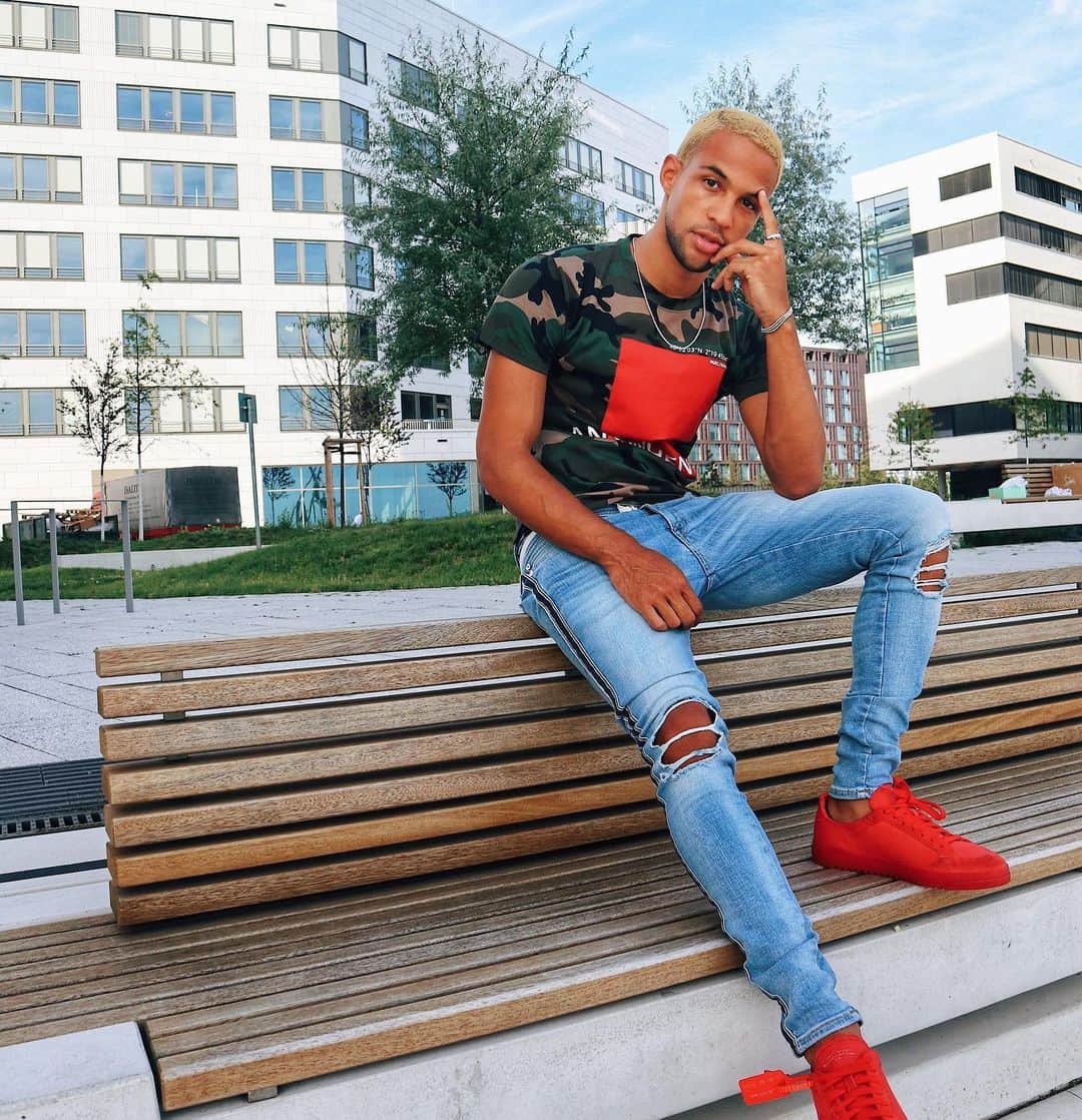 SIMON DESUEのインスタグラム：「Längstes Bein der Welt geht an? 🥶🔥 Danke danke. Wer kommentiert bekommt nen Keks. bye」