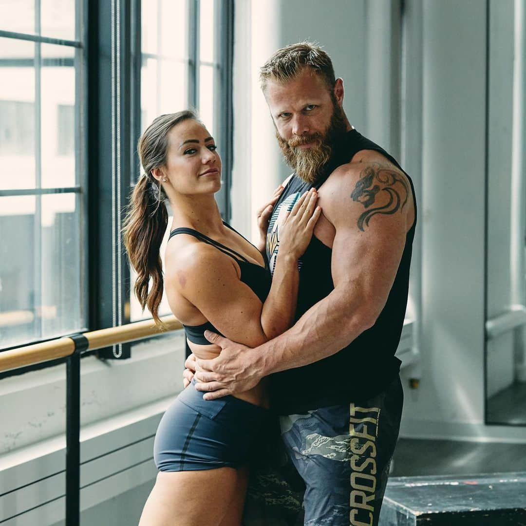 Camille Leblanc-Bazinetさんのインスタグラム写真 - (Camille Leblanc-BazinetInstagram)「THIS IS MY BEST FRIEND!! @davefreakinlipson “  Tag yours 🙌🏽♥️⭐️! When @feroce_fitness_ meets @thundrbro “  #thebeast #thebeauty #fitness #couplesgoals #toguetherforever #thoughertoguether #workhard #beproud #lovehard #marriage #ferocefitness “ 📸: @dozavisuals @reebok」8月16日 2時38分 - camillelbaz