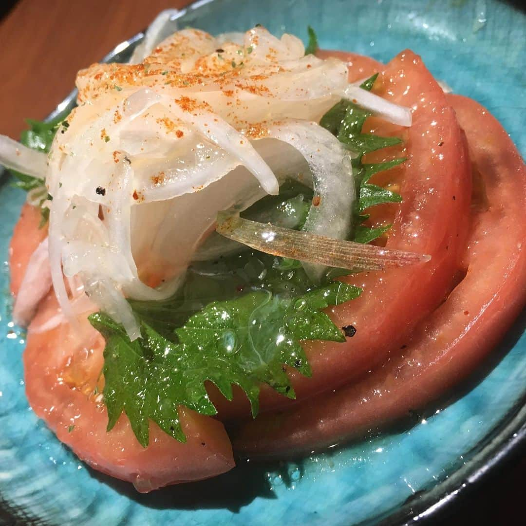 佐々木みえさんのインスタグラム写真 - (佐々木みえInstagram)「今日は友達とお肉ディナー🍽 源兵衛なんば店 に行きました！ ❤️プチリッチコース❤️ 和牛塊肉ステーキ飲み放題コース です！  ２人ともお酒はなしでジュース🍹で乾杯！！ キムチともやしはおかわり自由(^^) トマトのサラダが🥗めちゃ美味しくて 一瞬でペロリ〜 名物煮込みはお肉トロトロで美味しい〜 どて煮みたいなやつでした。 肉刺しとキャベツの後に メインのお肉！黒牛のお肉！美味しい！ いろんな薬味で食べれるから飽きない！ シメのお蕎麦でお腹いっぱい(*´ω｀*) アイスは🍨別腹笑笑  ぜーーんぶ美味しかった！  ご飯の写真が多くて自撮り写真が 載せれなかった、、泣  源兵衛なんば店で検索してね!  Casting By @woomy.restaurant  #晩御飯 #デリスタグラマー #お腹いっぱい #ふたりごはん #夕ご飯 #食べて痩せる #晩ごはん  #instafood #food #foodpic #肉 #やっぱりお肉が好き #ステーキ #牛タン #osaka #大阪 #japan #instagood」8月16日 2時49分 - ruby.sasamin