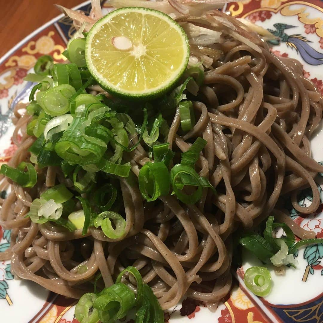 佐々木みえさんのインスタグラム写真 - (佐々木みえInstagram)「今日は友達とお肉ディナー🍽 源兵衛なんば店 に行きました！ ❤️プチリッチコース❤️ 和牛塊肉ステーキ飲み放題コース です！  ２人ともお酒はなしでジュース🍹で乾杯！！ キムチともやしはおかわり自由(^^) トマトのサラダが🥗めちゃ美味しくて 一瞬でペロリ〜 名物煮込みはお肉トロトロで美味しい〜 どて煮みたいなやつでした。 肉刺しとキャベツの後に メインのお肉！黒牛のお肉！美味しい！ いろんな薬味で食べれるから飽きない！ シメのお蕎麦でお腹いっぱい(*´ω｀*) アイスは🍨別腹笑笑  ぜーーんぶ美味しかった！  ご飯の写真が多くて自撮り写真が 載せれなかった、、泣  源兵衛なんば店で検索してね!  Casting By @woomy.restaurant  #晩御飯 #デリスタグラマー #お腹いっぱい #ふたりごはん #夕ご飯 #食べて痩せる #晩ごはん  #instafood #food #foodpic #肉 #やっぱりお肉が好き #ステーキ #牛タン #osaka #大阪 #japan #instagood」8月16日 2時49分 - ruby.sasamin