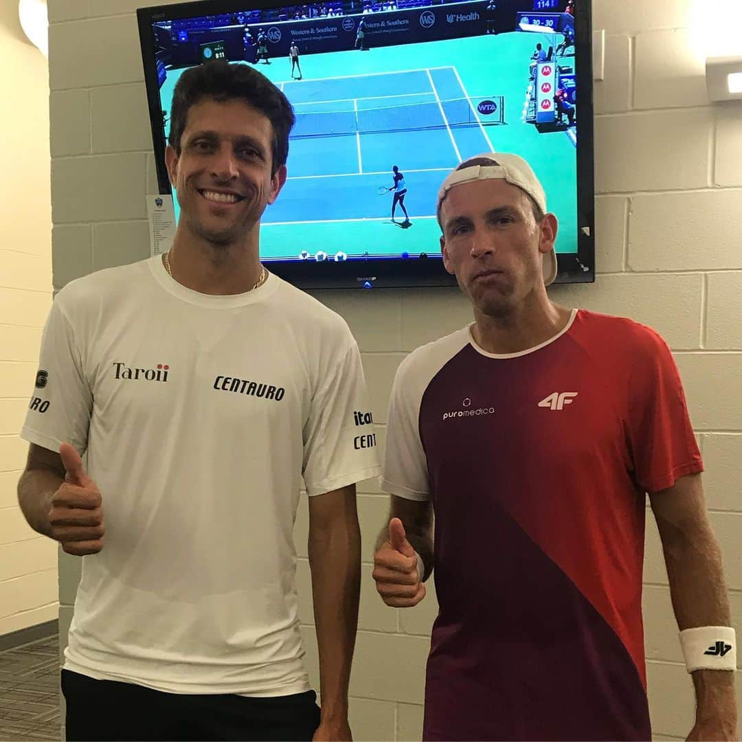 マルセロ・メロさんのインスタグラム写真 - (マルセロ・メロInstagram)「Vaaaamos ! Estamos nas Quartas aquí no Master1000 de Cincinnati. Vaaamo q vaaamo, ha estava cheio de brasileiro por aqui. 🇧🇷 🇧🇷 🇧🇷. . . @centauroesporte @meubmg @itambe @taroiigroup @orfeucafes #cbt #somostodosgirafa #melokubot @cincytennis」8月16日 2時45分 - marcelomelo83