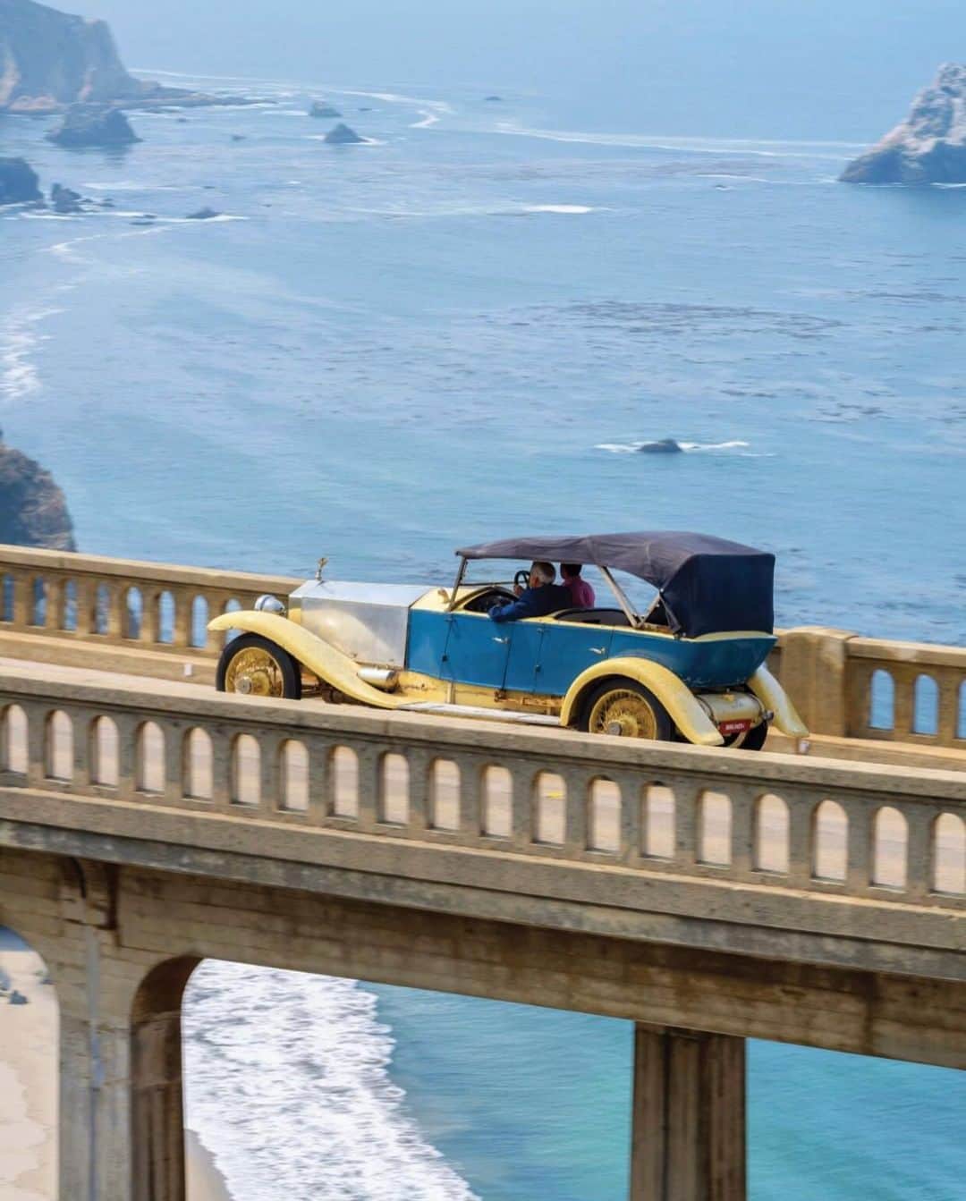 のインスタグラム：「Car celebrators: Get ready for some eye candy. We’ll be taking you behind the scenes at the Pebble Beach Concours d’Elegance this weekend as a proud supporter. Every August, the most prized and antique automobiles gather at Pebble Beach for competitions not of speed, but of elegance. Pictured here: an entrant from last year’s Tour d’Elegance. 📸: @pebblebeachconcours  #Tourdelagance #PebbleBeachConcours #PebbleBeachTour」
