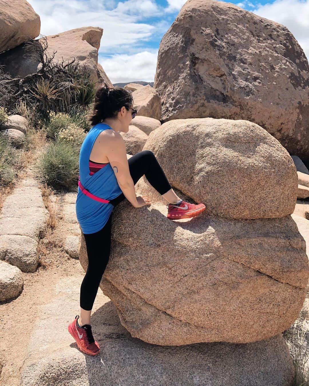 Grace Bonneyのインスタグラム：「Today over at Design*Sponge I wrote about 5 Pieces of Advice I’m Glad I Ignored. I’ve gotten the same pieces of (unsolicited) advice over and over during my 15 years at Design*Sponge and I learned so much from how those moments left me feeling. Swipe up in stories to read more about them ☝🏽 All that said, I *should* have taken @turshen ‘s advice when I tried to climb this small boulder in Palm Springs. Turns out I DID need a hand up. #notgraceful」