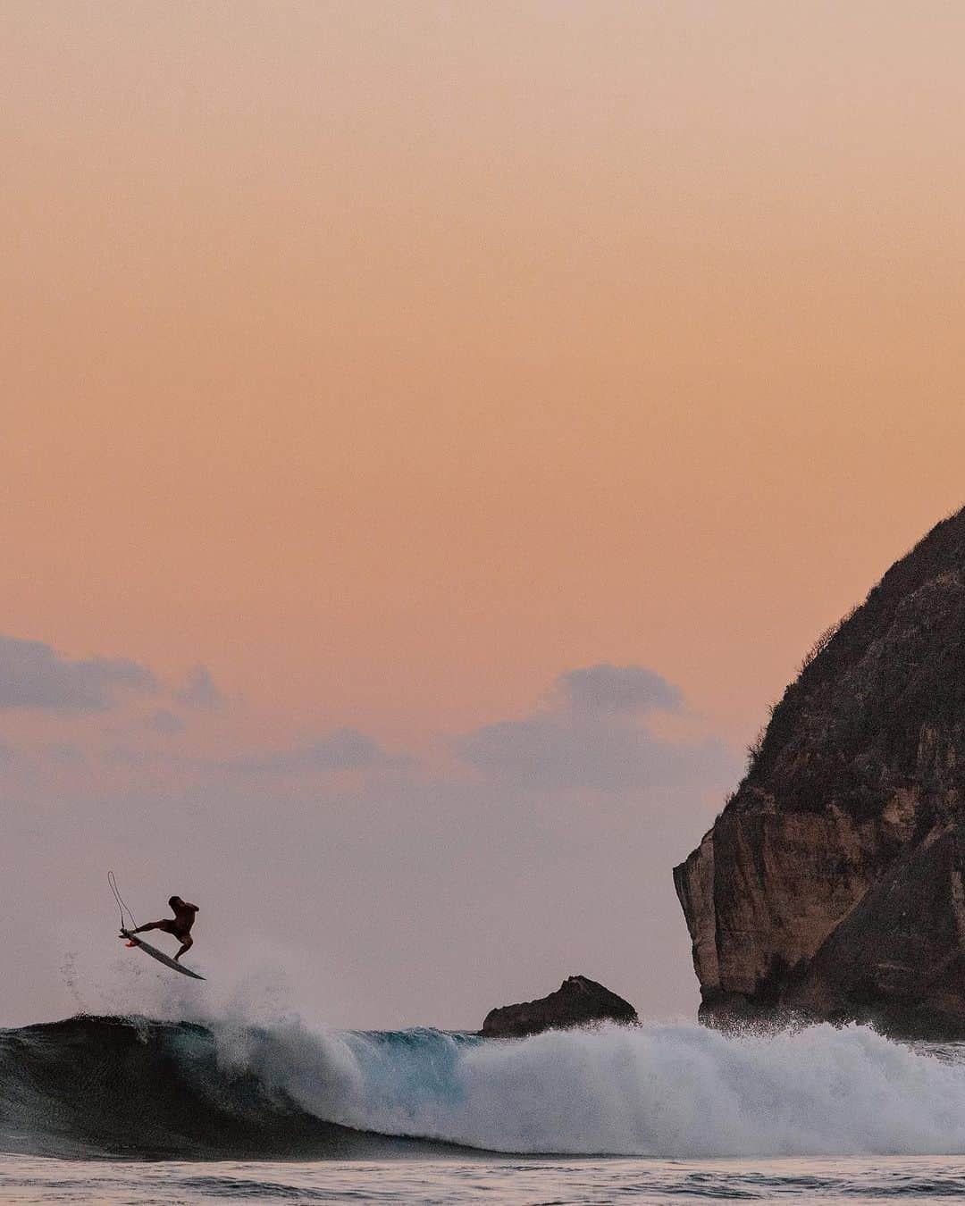 surflineさんのインスタグラム写真 - (surflineInstagram)「Best way to enjoy the sunset in Sumbawa. 📷: @jacksonbright_」8月16日 2時55分 - surfline