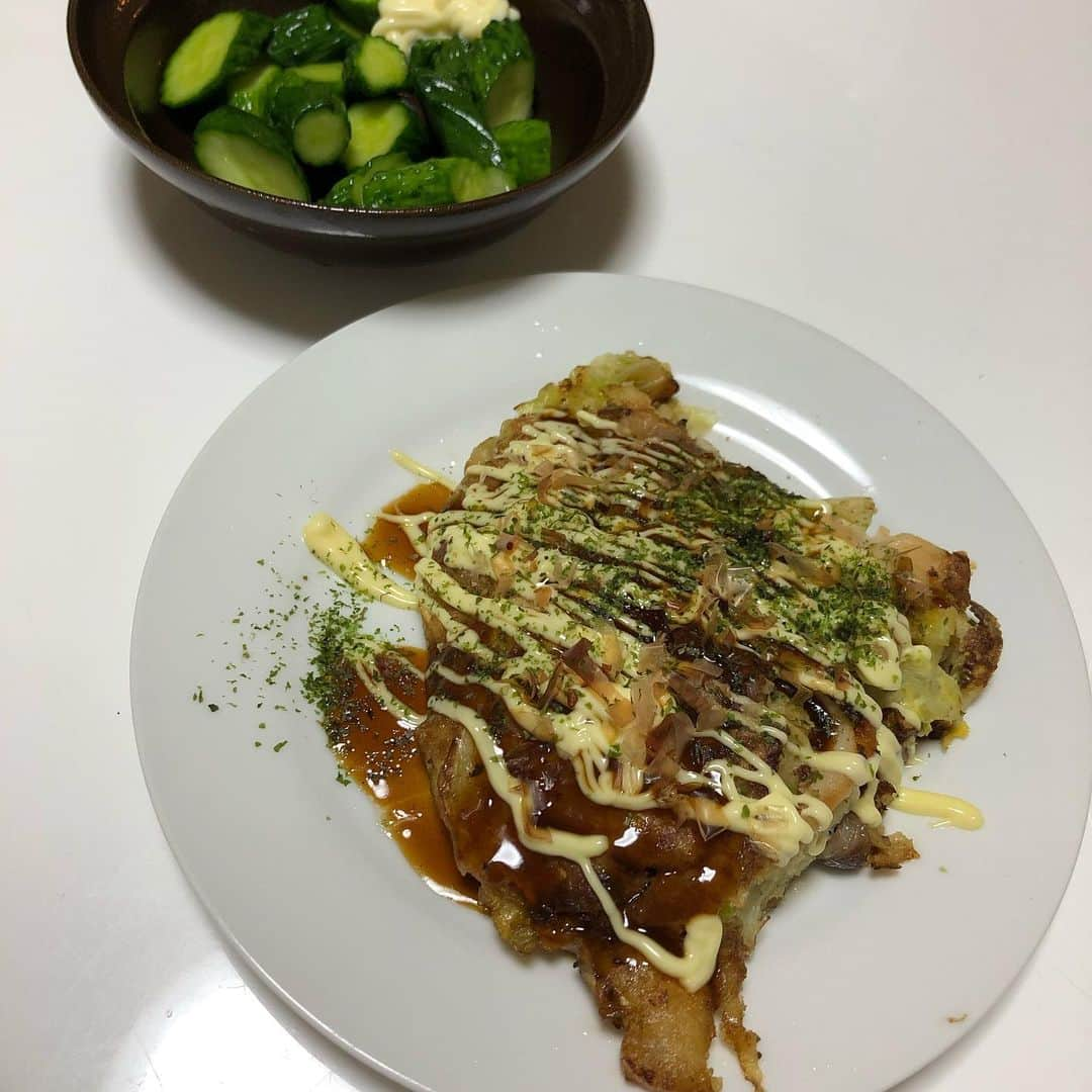 今井美穂さんのインスタグラム写真 - (今井美穂Instagram)「深夜にお好み焼き食べたっていいじゃない。﻿ ﻿ 私の好きなラジオ番組のコーナーっぽく😆笑﻿ (#フツよる)﻿ ﻿ 最近の息子﻿ 夜なかなか寝てくれません🤣﻿ だいたい2時間毎に起きちゃいます。﻿ ﻿ いつもはモゾモゾし始めておっぱい10分位あげるとコテっとまた寝てくれるのですが、今日は覚醒！﻿ ﻿ 1時間ほど寝室で暗いまま過ごしてみたけど、寝る気配なくリビングに移動してきました。﻿ ﻿ 息子を遊ばせている間に﻿ 私は夜食タイム😆❤️笑﻿ ﻿ 深夜2時に食べる﻿ 夕飯の残りのお好み焼きと﻿ おばあちゃんのきゅうり漬け﻿ ﻿ 美味しい😭💕﻿ 授乳中はとにかくお腹が空くので、﻿ 産む前だったら後悔しかない高カロリーな夜食も﻿ 今は頑張ってる自分へのご褒美と思えます(笑)﻿ ﻿ 最近感じたことは﻿ 夜中目覚めた息子を無理やり寝かせないこと。﻿ ﻿ なんで寝てくれないの〜？と思うとストレスになるので、一緒に起きて全力で遊んで疲れさせる(笑)﻿ そっちの方が結果的に早く寝てくれることが多いので🤣﻿ ﻿ そんなこんなで2時間経過。﻿ 現在深夜の3時となりまして、息子就寝😍﻿ ﻿ でも一度目覚めちゃうとこっちは寝るのに時間かかっちゃうんですよね🤣﻿ ﻿ 世の中の育児中の皆さん﻿ 今夜もお疲れさまです🙇‍♀️🙇‍♀️🙇‍♀️﻿ ﻿ これから朝まで﻿ 1分でも長く寝てくれますように😆笑﻿ ﻿ #育児中﻿ #息子﻿ #生後6カ月﻿ #ねんね事情﻿ #授乳中の夜食﻿ #育児あるある」8月16日 2時56分 - imaimiho1209