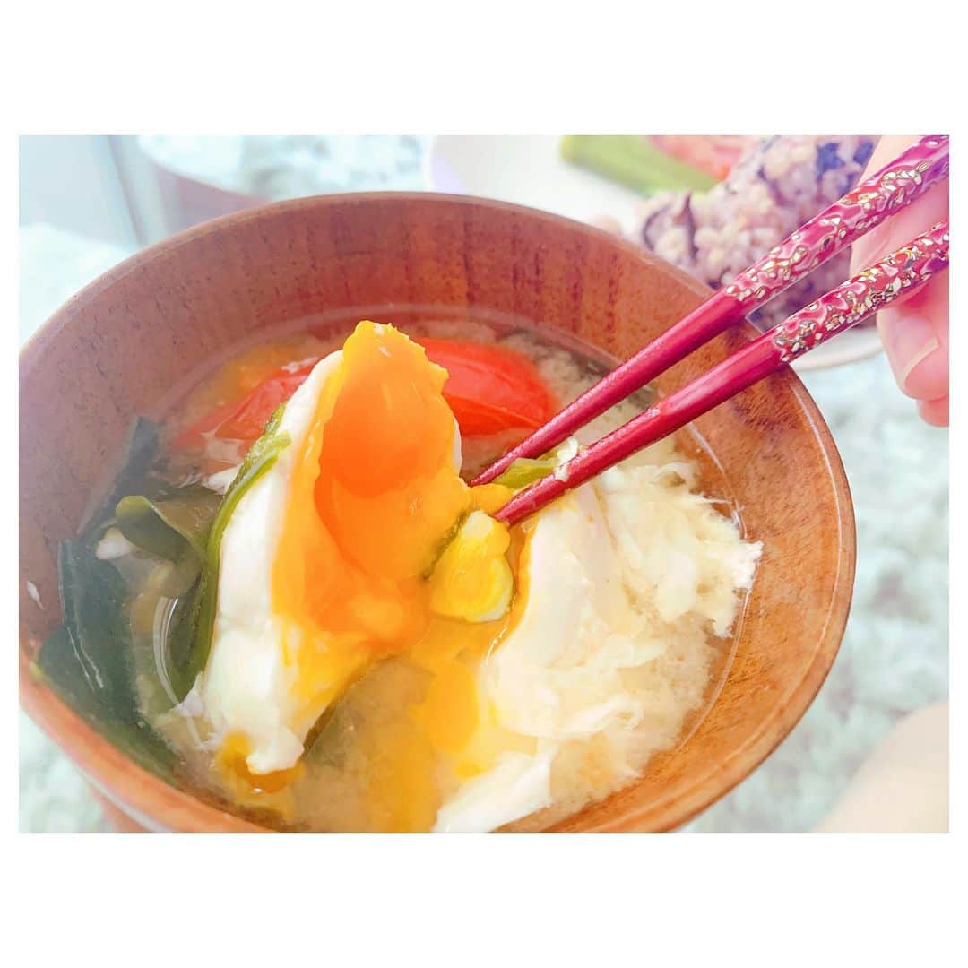 高原愛のインスタグラム：「クーラーで身体が冷えてしまった朝はお味噌汁😋朝に卵を食べると良いらしい🤔私も最近は朝に卵を一つ食べるように心がけてる🥰  最近はお味噌にトマト🍅と卵の組み合わせがお気に入り。海藻もとりたくてワカメをポンっと👍  #愛ゴハン」