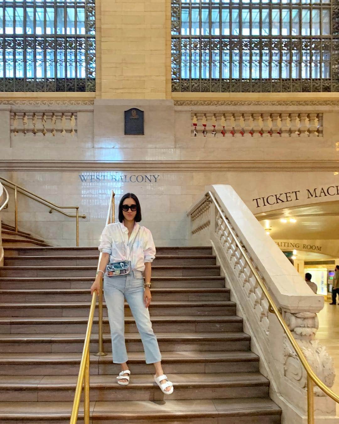 エヴァ・チェンさんのインスタグラム写真 - (エヴァ・チェンInstagram)「Spotted at Grand Central, bags in hand: a mom who time-traveled from the Starcourt Mall in her faded jeans and oversized shirt. I made the same joke in Stories but honestly it’s feedworthy lolol」8月16日 8時21分 - evachen212