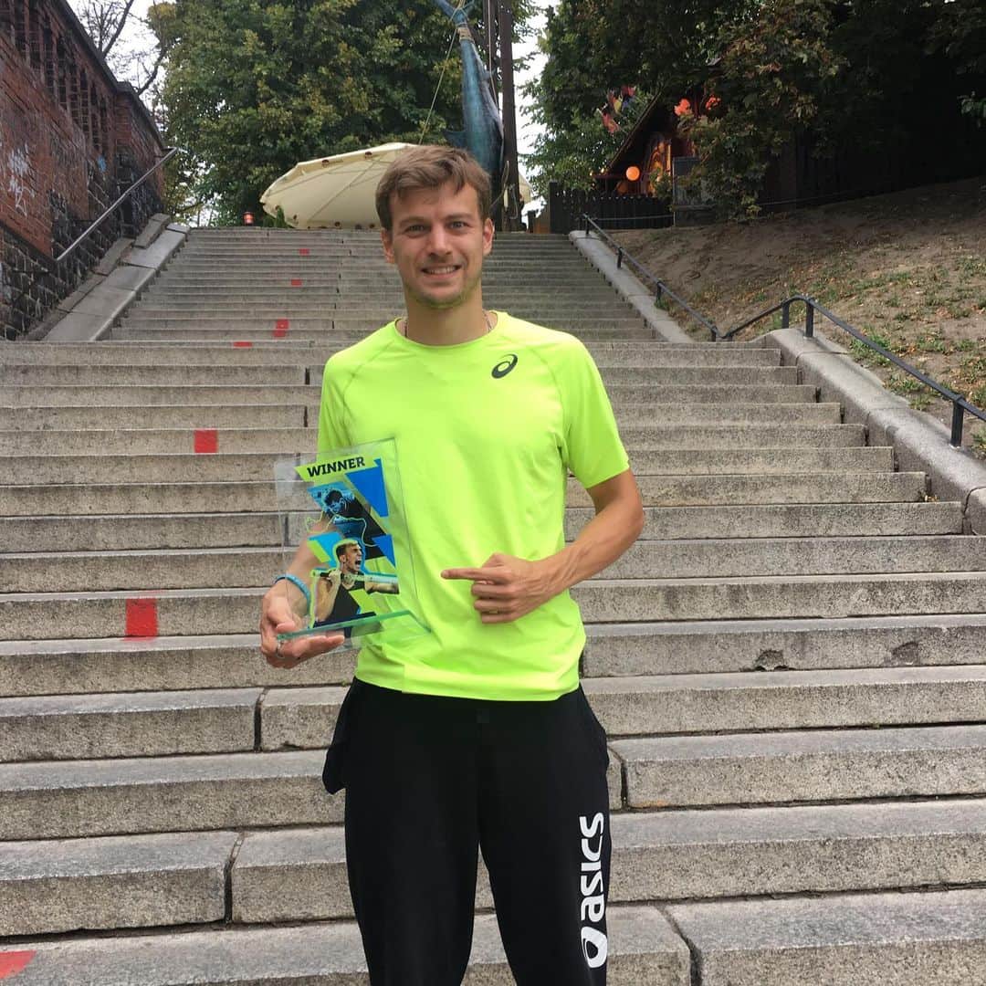 クリストフ・ルメートルのインスタグラム：「Bonjour à tous. Petit recap de ma compétition à Szczecin. 2ème de mon 100m, battu au millième avec un fort vent défavorable (-1’6m/s). Et 1er du 200m avec aussi un vent défavorable en 20s56. C’était donc pas des conditions pour faire des chronos mais je me relève un peu après le coup dur des championnats de France. On garde le cap avec un autre 200m au Luxembourg ce dimanche. #asics #imoveme #athletisme #competition #100m #200m」
