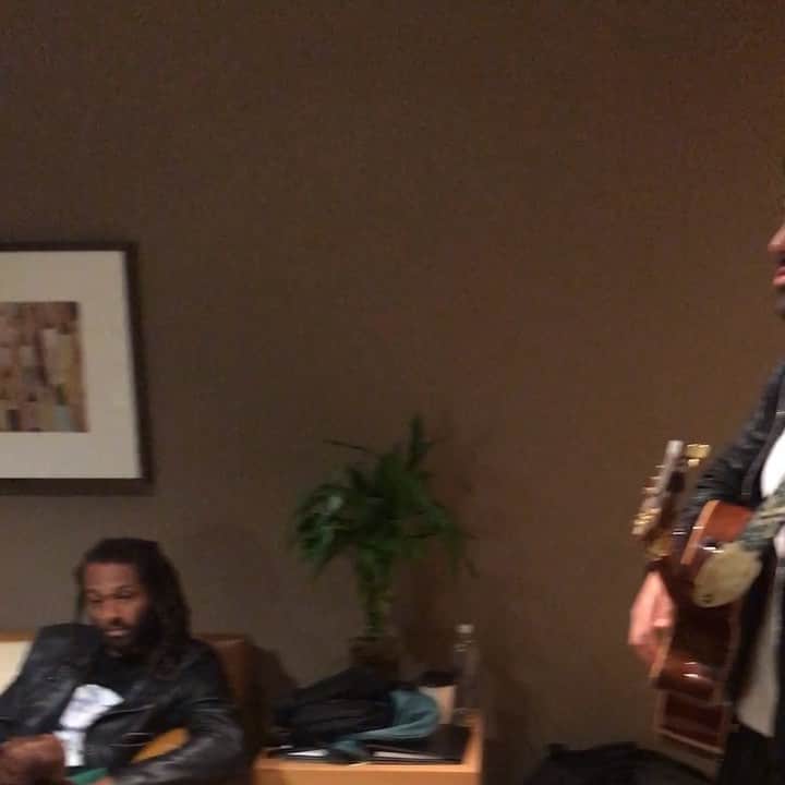 マックルモアーのインスタグラム：「Hotel rooms become rehearsal spaces… minutes before Lollapalooza Brazil… Shadow (feat. @iamiromusic) out now! Link in bio.」