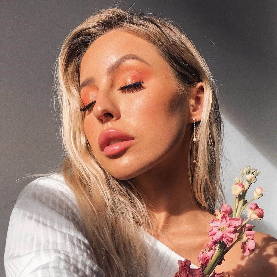 Too Facedさんのインスタグラム写真 - (Too FacedInstagram)「TFW you know your glam is 💯 @kaseyrayton wears our Born This Way Super Coverage Concealer in shades Almond & Golden Beige! #regram #tfbornthisway #toofaced」8月16日 3時00分 - toofaced