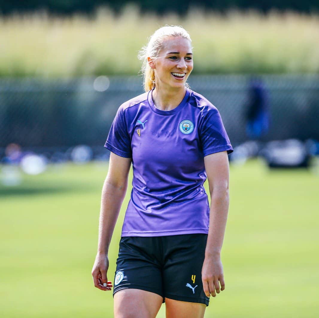 ジェンマ・ボナーのインスタグラム：「Time to play @iccwomen」