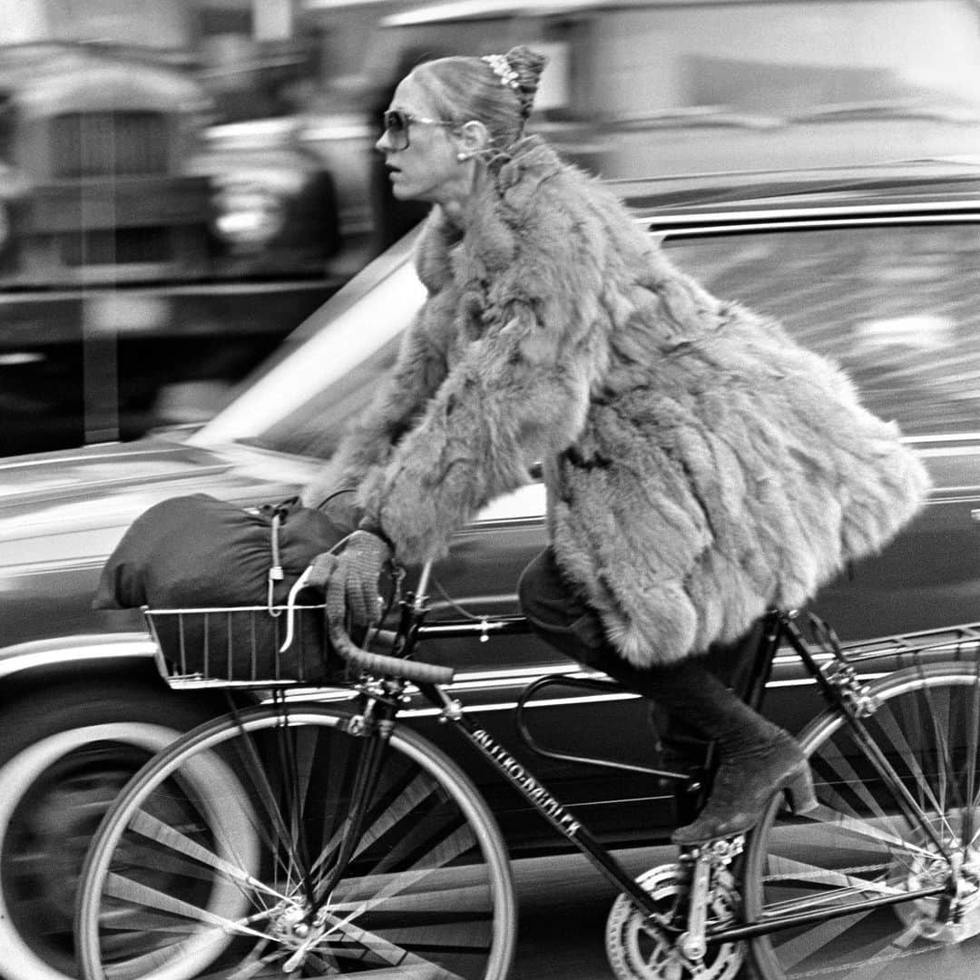 ニューヨーク・タイムズさんのインスタグラム写真 - (ニューヨーク・タイムズInstagram)「If you’ve ever felt rage while commuting, know that you’re not alone — these photos from the 1940s onward show how people have been commuting over the decades. Some people walked. Some biked. Others took the subway or a boat. In 1996, a heavy snowfall turned one man’s commute from New Jersey to Long Island City into a 6-hour test of endurance. “This is absurd,” the man told a Times reporter. “I’ll probably get to work just in time to come back.” But it’s not all bleak. These photos also record the triumph of the human spirit, depicting the ways people have reinvented the commute over the years. Tim Koors, @fredrconrad, Doug Wilson and Dith Pran took these photos. #TBT」8月16日 3時06分 - nytimes