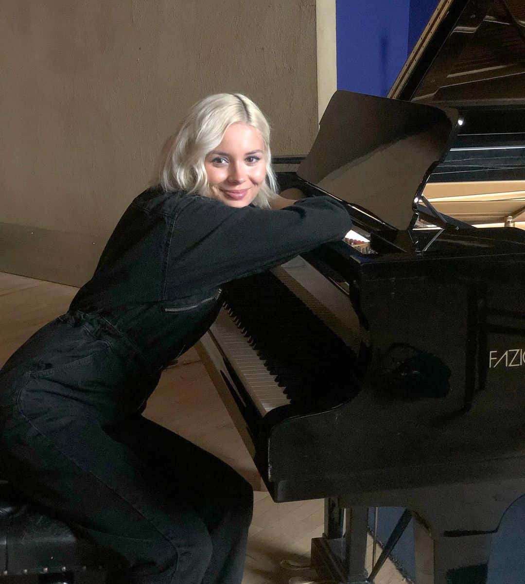 ニーナ・ネスビットさんのインスタグラム写真 - (ニーナ・ネスビットInstagram)「I just played chopsticks on freddie mercury’s old piano at this studio. embarrassed but not ashamed.」8月16日 3時12分 - ninanesbitt