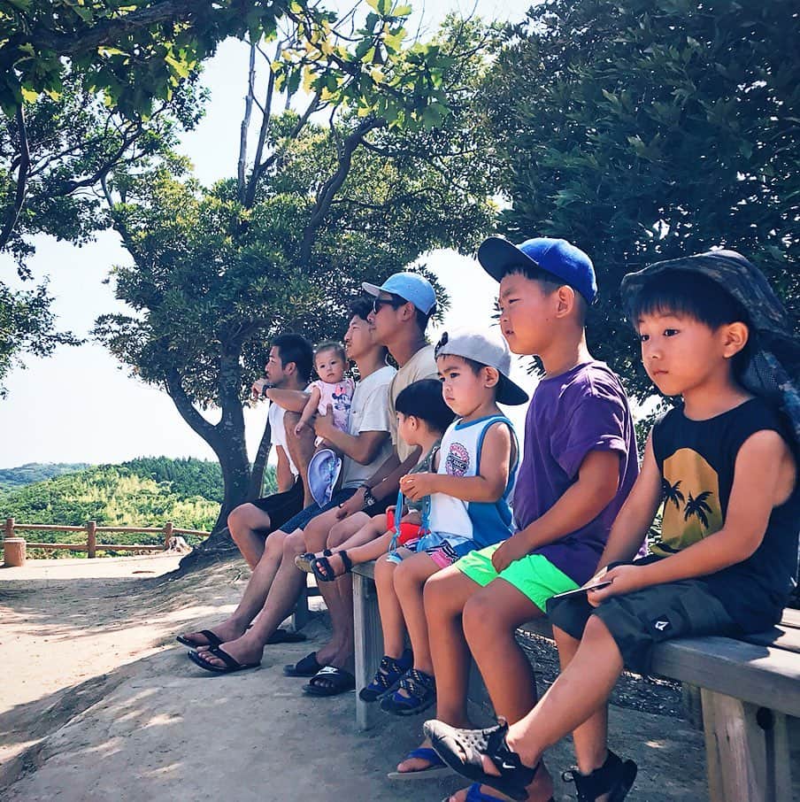 齋藤美波のインスタグラム：「🌻🏕🌳 #僕と私の夏休み ・ 8月初っ端から 大好きfamily'sと新潟長岡旅行♥️ 本当に夏の新潟好き🌳🌳 8年前にあの頃はまだ... なつみの彼氏だった @isao_seki 企画の長岡旅行で 完全に新潟に魅了された。笑 #ど田舎の遊び方大好き ・ 寺泊にて海鮮食べ歩きしたり #蒸しガキが絶品 長岡花火見て、次の日は 蒸しガキ忘れられず再び寺泊にて暴食。 フィッシングパークで釣りしたり 掴み取りしたり水遊びしたり、、、 釣った魚を自分たちで捌いて 串刺しにし焼いて食べたり 川に飛び込みしに行ったり、、 そのまま水着のまま温泉入って、、 ・ 本当ね、少年少女に戻ったよ！笑 今はどうしても8年前みたいに 自分1人の身軽さで行動出来ないけど、 それぞれの子供達連れてまた ここに来れて本当に良かった！！ ・ 1泊じゃ、ぜーんぜんもの足んない😂 また子供達が小学生くらいになったら また違った遊び方できそうで それはそれで楽しみ♥️♥️ ・ 今は子供優先でプラン考えるけど 結局、そこでも大人が一番に 楽しんじゃうそんな全力な このメンバーが好き😘 #親だから  とか #いい歳だから とか 全くないね。笑 ↑そこが、love. いくつになっても子供みたいに はしゃぎたいのが人間らしさ♥️ ・ あー夏物足りない‼️笑 ・ 最後の飛び込み動画の 功ちゃんの "ポロリいくよ！" にツボる😂😂😂 あー最高！ また他にも飛び込み動画あるから 時間あるとき編集するー🤪 ・ ・」