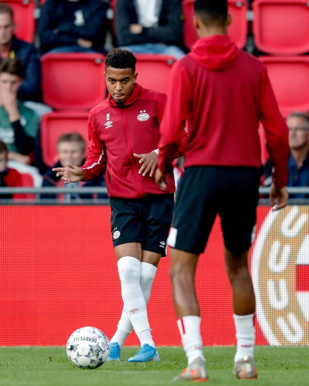 PSVアイントホーフェンさんのインスタグラム写真 - (PSVアイントホーフェンInstagram)「Are we going to score tonight? If yes, who will score for us? 🎯 #PSVHAU #UEL」8月16日 3時17分 - psv