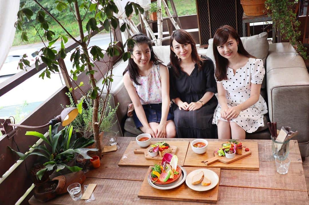 下田奈奈さんのインスタグラム写真 - (下田奈奈Instagram)「*﻿ 軽井沢旅行記①﻿ 『RK GARDENでランチ🥗』﻿ ﻿ ﻿ 三連休に瑠花ちゃん＆里佳子ちゃんと軽井沢旅行へ🚅﻿ ﻿ ﻿ 1日目の軽井沢最初のご飯は#RKGARDEN でランチ🌳 ﻿ ﻿ ガイドブックやInstagramで事前に調べて、行きたいお店リストにみんなで決定🙌 一週間前位に電話でランチの予約をしておきました☕️﻿ 予約ができるお店は嬉しい〜💕﻿ ﻿ ﻿ お花屋さん併設で緑が多く、全席テラスでゆったりソファで軽井沢の風が感じられる心地いいお店でした🍃﻿ ﻿ ワンちゃんも一緒に来店できちゃいます🐶﻿ ﻿ ﻿ メニューはヴィーガン料理で野菜がたっぷりで見た目も彩り豊か🍅🥒🌽﻿ ﻿ ﻿ 私はキッシュのセットを選びました🍴﻿ スープやサラダもついていてボリュームも丁度良かったです🥗﻿ ﻿ ﻿ この雰囲気は東京ではなかなか味わえないので、軽井沢感に大満足です🥺笑﻿ ﻿ ﻿ ﻿ 🔖RK GARDEN﻿ 長野県北佐久郡軽井沢町長倉2681-1﻿ 0267-46-8335﻿ 10:00〜17:00（日曜営業／定休日火曜）﻿ ﻿ ﻿ #軽井沢 #軽井沢旅行 #軽井沢カフェ #軽井沢カフェ巡り #軽井沢ランチ #軽井沢女子旅行 #軽井沢女子旅 #女子旅 #女子旅行 #国内旅行 #女子国内旅行 #軽井沢インスタ映え #軽井沢グルメ #夏の軽井沢」8月16日 3時32分 - shimodanana