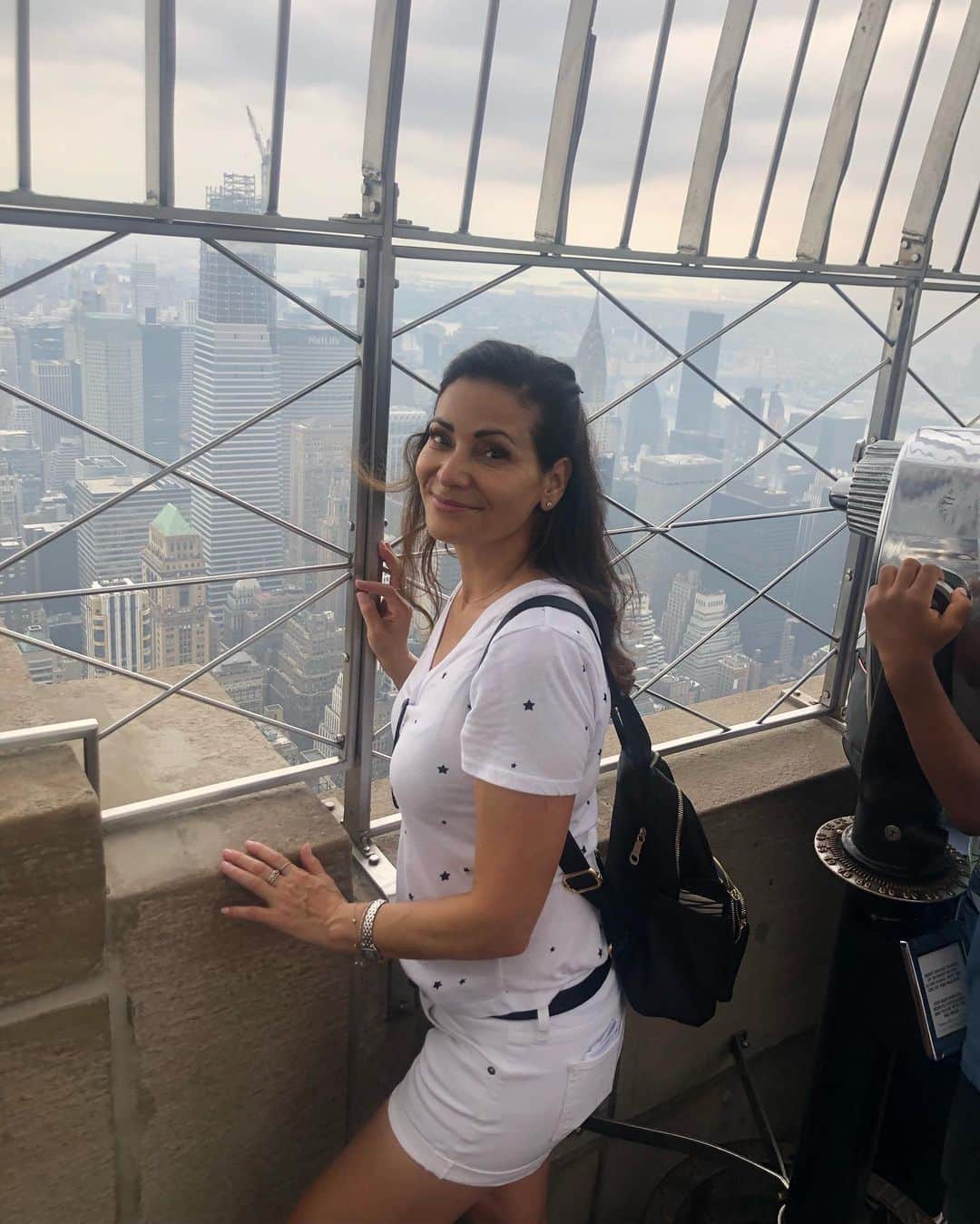 コンスタンス・マリーさんのインスタグラム写真 - (コンスタンス・マリーInstagram)「I’ve been to NYC many many many times.  I have never been to the Empire State Building!!! But now with my little, OF COURSE we had to go! It is SO high up!! 😲 I am so thankful for this steel barrier! #EmpireStateBuilding #NYC #ThankfulThursday #Thursday @empirestatebldg」8月16日 3時25分 - goconstance
