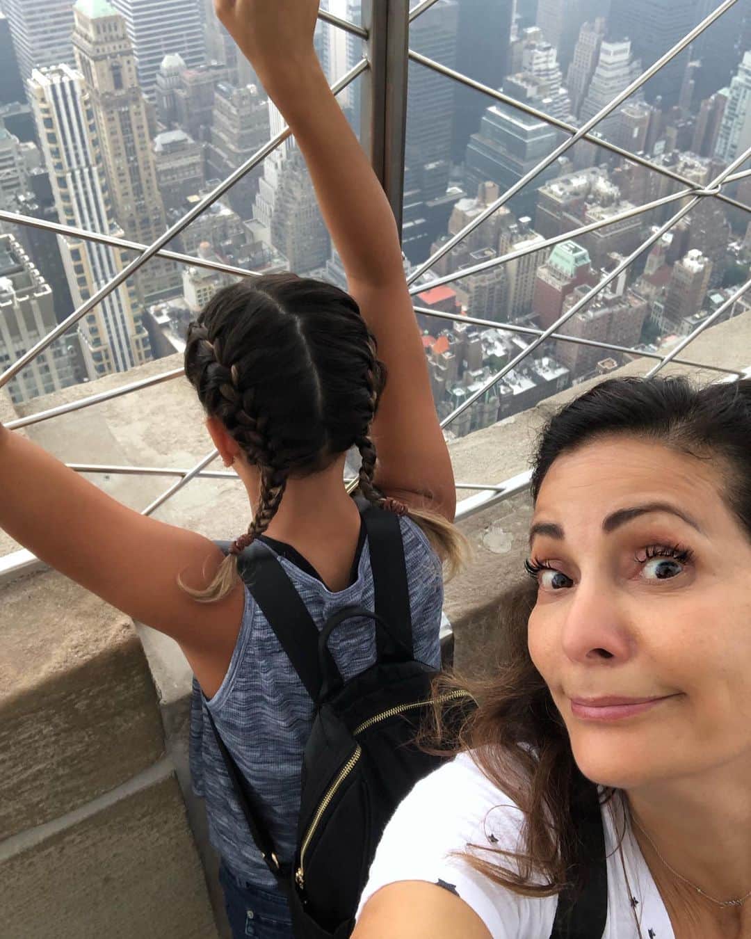 コンスタンス・マリーさんのインスタグラム写真 - (コンスタンス・マリーInstagram)「I’ve been to NYC many many many times.  I have never been to the Empire State Building!!! But now with my little, OF COURSE we had to go! It is SO high up!! 😲 I am so thankful for this steel barrier! #EmpireStateBuilding #NYC #ThankfulThursday #Thursday @empirestatebldg」8月16日 3時25分 - goconstance