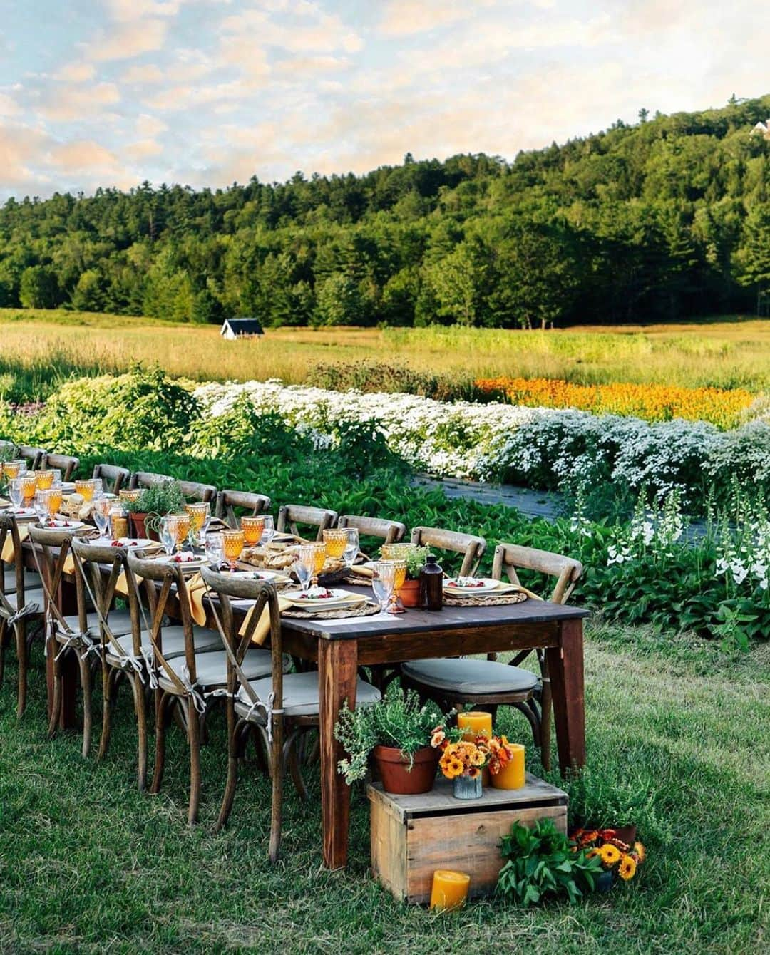 ELLE DECORさんのインスタグラム写真 - (ELLE DECORInstagram)「Because outdoor dining season is in full swing. 😍 #regram 📸: @jackiegreaney」8月16日 3時34分 - elledecor