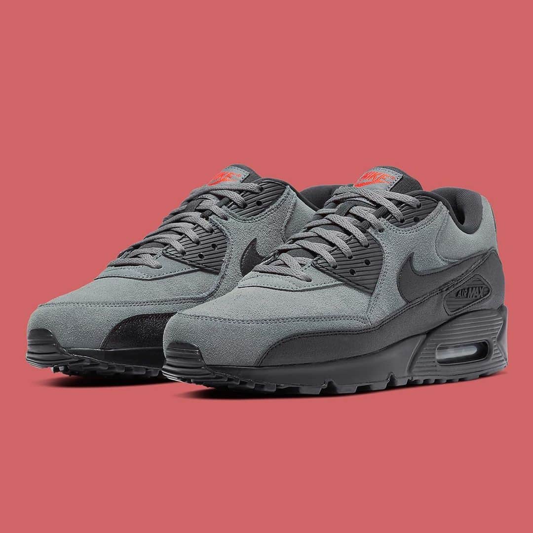 Sneaker Newsさんのインスタグラム写真 - (Sneaker NewsInstagram)「What if the Nike Air Max 90 got a PSG-style colorway? Hit the link in our bio for a closer look at this super-sleek release.」8月16日 3時34分 - sneakernews