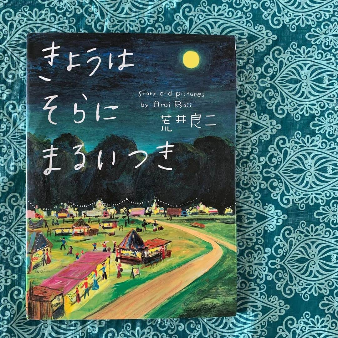 齊藤美絵さんのインスタグラム写真 - (齊藤美絵Instagram)「昨晩娘が読んでいたのは、 お友達から借りたこの絵本。  ふと見上げると そらにまるいつき。  マウイのお友だちのところにも 日本のお友だちのところにも。  ありがとう🌕  #maui #マウイ #liveontheearth #地球に寄り添った暮らし方 #childcare #育児  #3yearsold #きょうはそらにまるいつき  #絵本 #満月 #fullmoon #🌕 #mauinokaoi  #Hawaii #aloha #livewelllovemuchlaughoften #howtobeawesometoday  #フードマエストロ #foodmaestro  #ナチュラルビューティスタイリスト #ツタエルヒト。」8月16日 3時39分 - saitomie