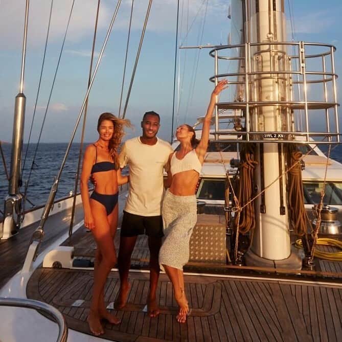 のインスタグラム：「Sailing felt safe with these soldiers. ♥️ 📸 : @jeromeduran」