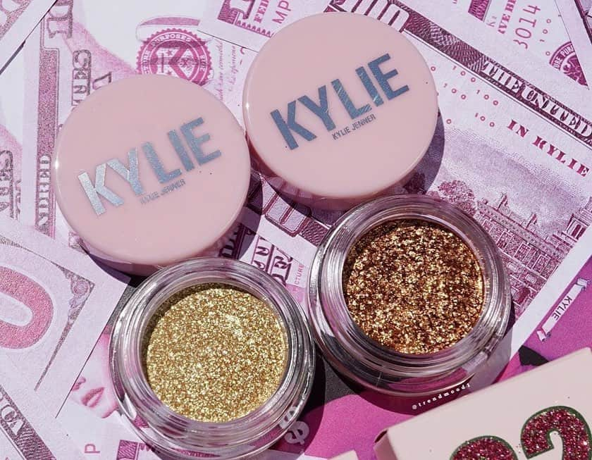 Kylie Cosmeticsさんのインスタグラム写真 - (Kylie CosmeticsInstagram)「@trendmood1 swatching our new birthday shimmer eye glazes 😍💗✨ #Birthday2019」8月16日 3時42分 - kyliecosmetics