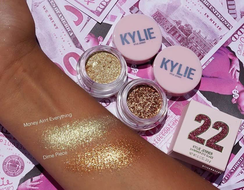 Kylie Cosmeticsさんのインスタグラム写真 - (Kylie CosmeticsInstagram)「@trendmood1 swatching our new birthday shimmer eye glazes 😍💗✨ #Birthday2019」8月16日 3時42分 - kyliecosmetics