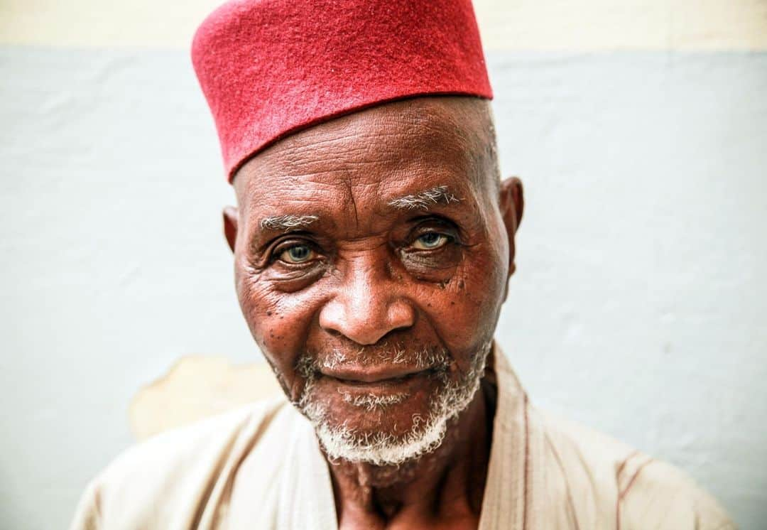 ルモンドさんのインスタグラム写真 - (ルモンドInstagram)「Au début des années 1940, les colonies représentent le dernier espoir, pour la France, de se libérer par elle-même de l’Allemagne nazie et de s’asseoir à la table des vainqueurs. Brazzaville est devenue la capitale de la France libre et le général de Gaulle met tout en œuvre pour faire débarquer l’armée B en Provence. Entre 1939 et 1945, plus de 300 000 Africains issus des colonies de l’Afrique occidentale française (AOF) et de l’Afrique équatoriale française (AEF) sont incorporés, parfois de force, dans le corps des tirailleurs sénégalais. Parmi ces combattants de l’ombre : Issa Cissé et Alioune Fall, très tôt enrôlés dans l’armée coloniale pour libérer la France. Décédés respectivement en avril 2018 et janvier 2019, les deux hommes étaient parmi les derniers tirailleurs sénégalais encore en vie. Jusqu’à quelques mois avant leur mort, ils continuaient de raconter leur parcours de vie. - Photos : Julien Masson (@julienmassonphoto)」8月16日 3時45分 - lemondefr