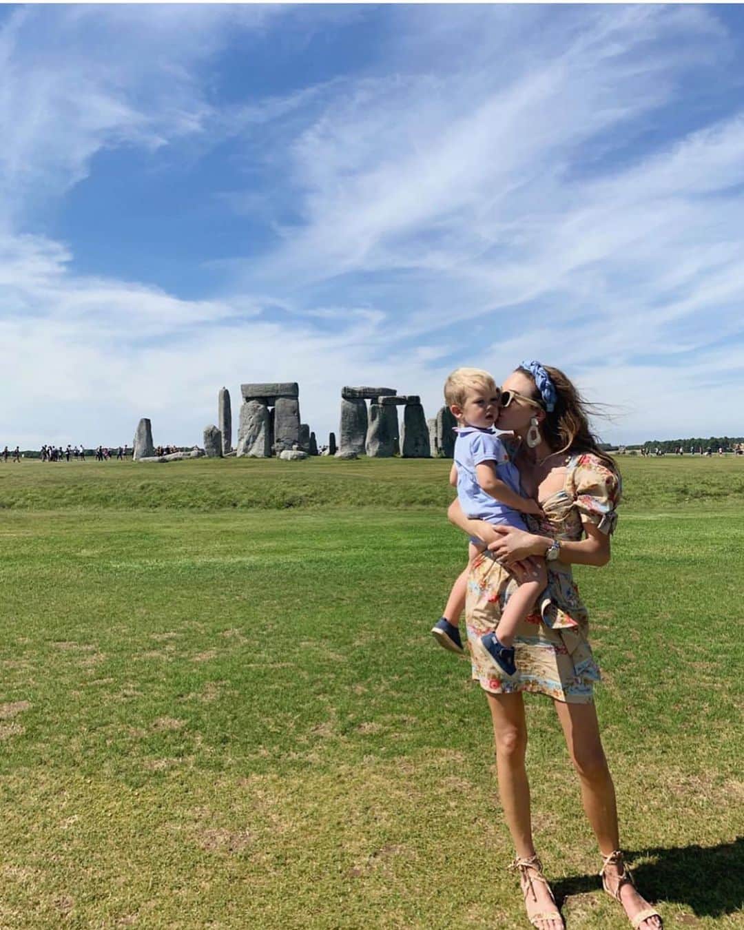 プリーンさんのインスタグラム写真 - (プリーンInstagram)「Love this photo of @elizabethchambers and her son at #stonehenge wearing #ss19 ❤️」8月16日 3時57分 - preenbythorntonbregazzi