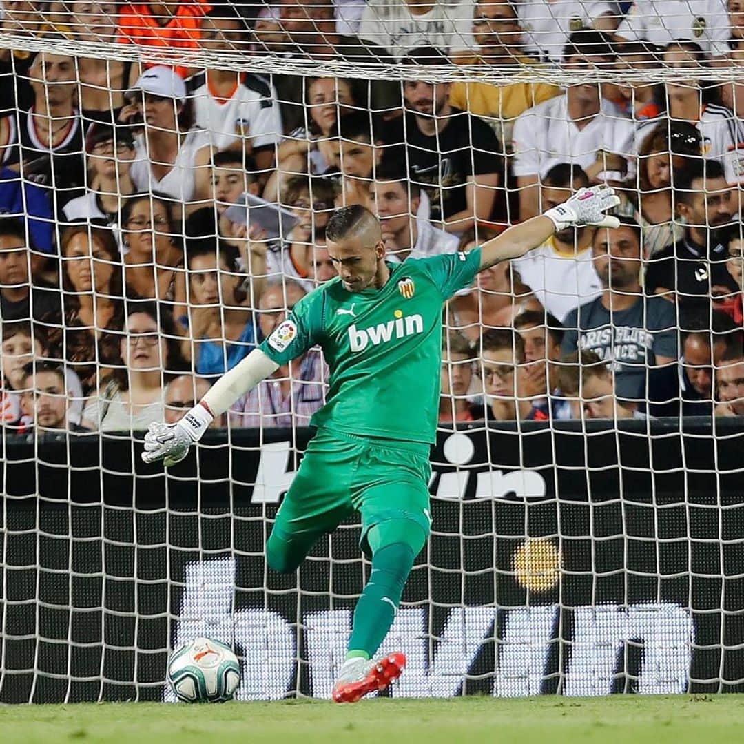 ジャウメ・ドメネクのインスタグラム：「Preparados... listos...💪🦇⚽️ • • @laliga  @lazaroftherock 📸 #amunt @valenciacf  #jaumedomenech」