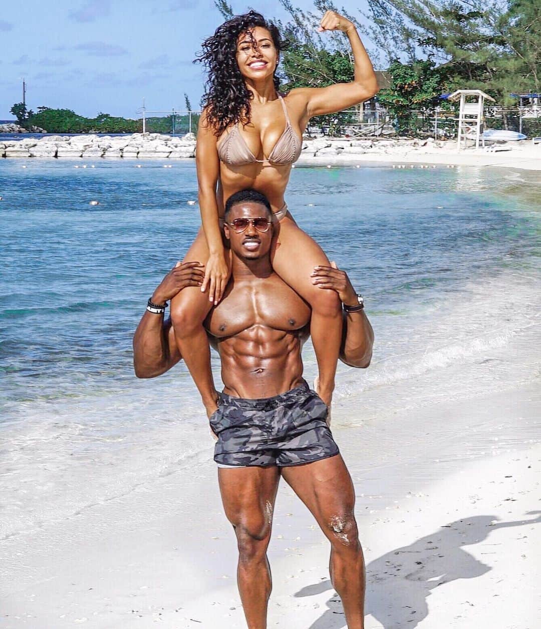 Simeon Pandaさんのインスタグラム写真 - (Simeon PandaInstagram)「In 10 days @chanelcocobrown & I will be on a beautiful 🏝 can you guess where? ⁣ ⁣ I want to help you train! ⁣ Visit my YouTube Channel: YouTube.com/simeonpanda for FREE diet tips and training routines, or download programs at SIMEONPANDA.COM⁣⁣⁣⁣」8月16日 3時53分 - simeonpanda